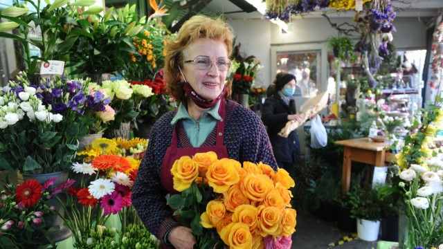 Einkaufen: Blumenhändlerin Inge Rainer ist froh, dass sie nun im Herbst ihren Stand offen halten kann. Im Frühling musste sie wegen der Pandemie schließen.