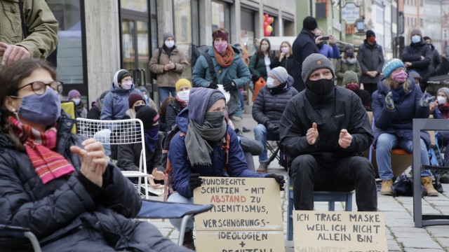 Querdenken-Demo in Freising: „Grundrechte schützen – mit Abstand zu Antisemitismus, Verschwörungsideologien und Rechten“ und "Ich trage Maske, weil ich nicht allein bin. Solidarität statt Hetze" steht auf Plakaten der Gegendemonstranten.