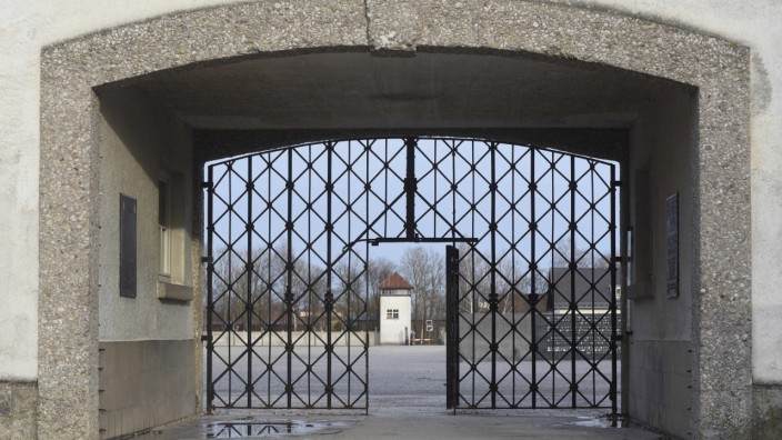 Urteil: Die KZ-Gedenkstätte Dachau nutzte der "Volkslehrer" als Kulisse und zog vor Schülern implizit aber unmissverständlich die Schoah infrage.