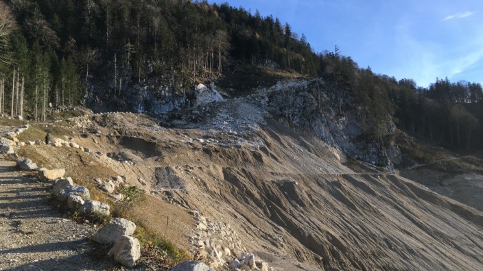 Oberbayern: Der Steinbruch am Heuberg reicht schon weit über die genehmigte Abbauhöhe hinaus.