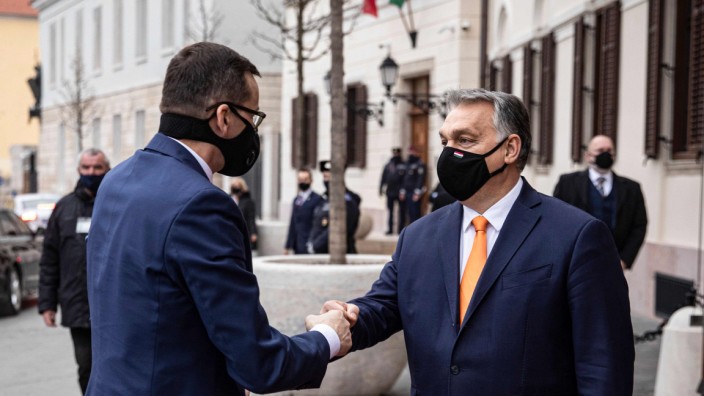 Rechtsstaatlichkeit: Zusammen stärker: Ungarns Premier Viktor Orbán (rechts) und sein polnischer Kollege Mateusz Morawiecki bekräftigten Ende November in Budapest ihre Absicht, das jeweils andere Land vor Sanktionen der EU zu bewahren.