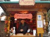 Helmut Lipah seit 37 Jahren verkauft der Ingenieur Maroni auf dem Pasinger Christkindlmarkt, nun im heimischen Garten für den guten Zweck