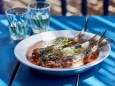 Griechenland: Fisch gehört zu den wichtigen Zutaten der kretischen Küche. Unverzichtbar aber ist, was aus dem Hinterland an die Küste kommt: Olivenöl.