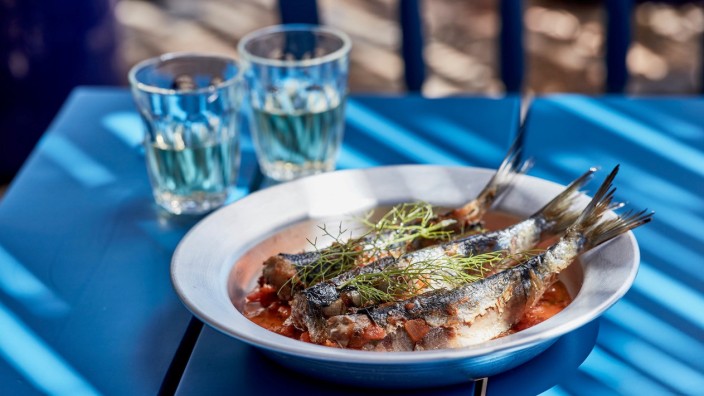 Griechenland: Fisch gehört zu den wichtigen Zutaten der kretischen Küche. Unverzichtbar aber ist, was aus dem Hinterland an die Küste kommt: Olivenöl.