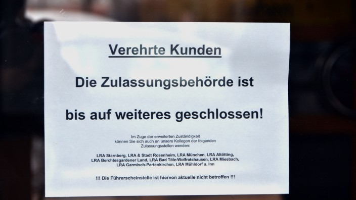 Im Landkreis: Ein Auto an- oder umzumelden, ist derzeit nicht einfach. Für Spontankunden ist die Kfz-Zulassungsstelle in Fürstenfeldbruck noch geschlossen.