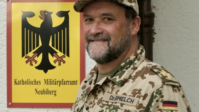 Einsatz in der Wüste: Tarnanzug statt Talar: Militärseelsorger Michael Gmelch.
