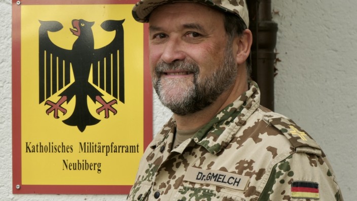 Einsatz in der Wüste: Tarnanzug statt Talar: Militärseelsorger Michael Gmelch.