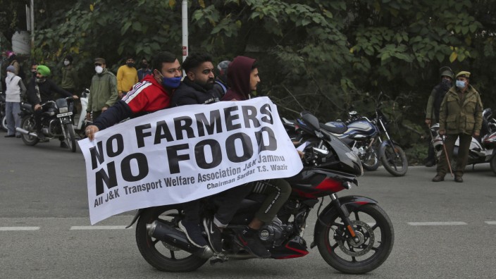 Indien: "Keine Bauern, kein Essen" - das ist die Botschaft dieser Protestteilnehmer in Delhi. Sie gehören zu den Zehntausenden, die in Indiens Hauptstadt den Widerstand der Landwirte gegen neue Marktgesetze unterstützen.