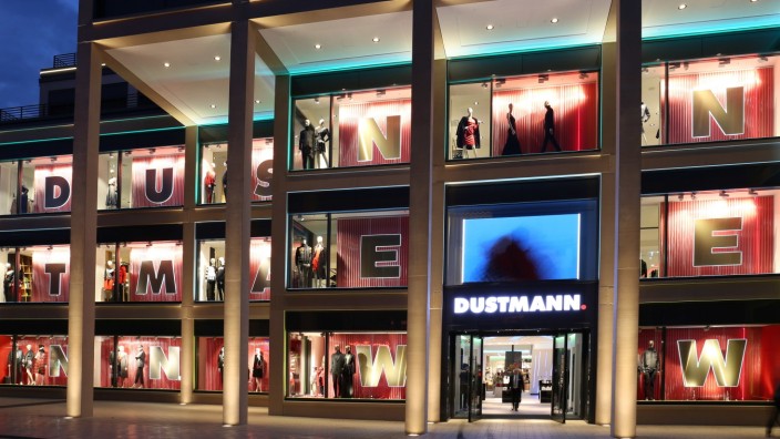 Kaufhaussterben: Ein bisschen Hollywood-Feeling in Dortmund-Hombruch: Im Kaufhaus Dustmann gibt es seit vergangenem Jahr statt Stangenware Luxusmarken.