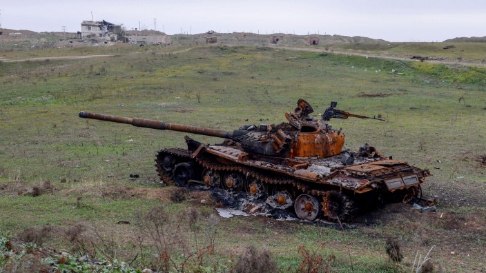 Bergkarabach: Ein zerstörter Panzer in der Nähe des Dorfes Karakhanbeyli (Qaraxanbəyli) im November.