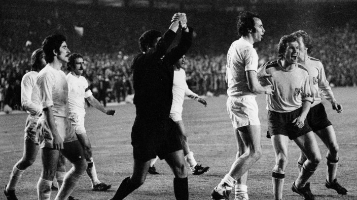 Real Madrid - Borussia Moenchengladbach (1:1/17.3.1976). Schiedsrichter van der Kroft entscheidet zu Ungunsten der Borus