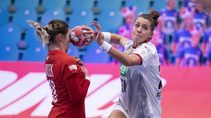 Sport Bilder des Tages Emily Bölk of Germany hits Natalia Nosek of Poland with the ball during the EHF EURO 2020 Europea
