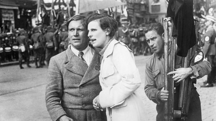 Leni Riefenstahl: Bei den Dreharbeiten auf dem Reichsparteitagsgelände in Nürnberg arbeitete Leni Riefenstahl mit dem Kameramann Sepp Allgeier zusammen.