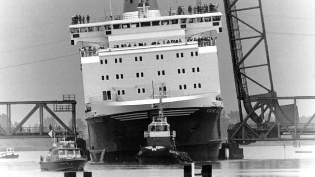 Eisenbahn: Im Juni 1980 passierte die auf der Papenburger Meyer-Werft gebaute Fähre "Viking Sally" die Friesenbrücke bei Weener.