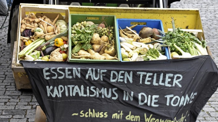 Lebensmittelverschwendung: Was alles in der Tonne landet, aber noch genißebar wäre, wird bei einer Demonstration in Fürstenfeldbruck gezeigt.
