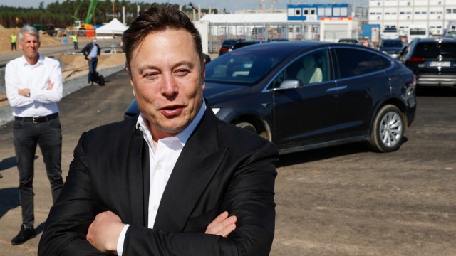 Tesla-Baustelle in Grünheide: Investiert nach eigenen Angaben viel Zeit in das Projekt in Deutschland: Tesla-Chef Elon Musk, hier bei einem Besuch in Brandenburg.