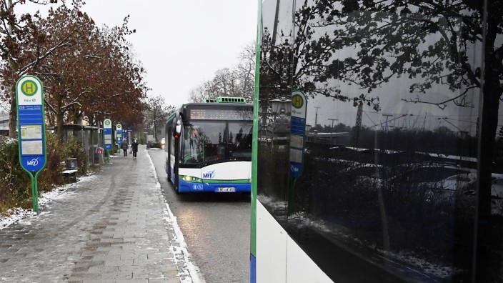Stadtplanung: Doppelnutzung: Die Busse am Bahnhof sollen künftig nicht mehr an der Straße halten, sondern unter einem Geschäftshaus.