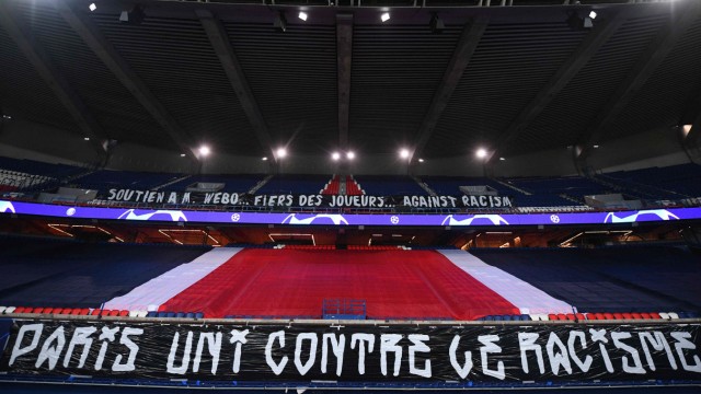 Paris gegen Basaksehir: Die Banner der Ultras von Paris.