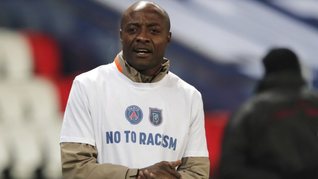 Paris gegen Basaksehir: Pierre Webó mit einem "No to Racism"-Shirt vor dem Anpfiff. Die Uefa setzte seine rote Karte aus.