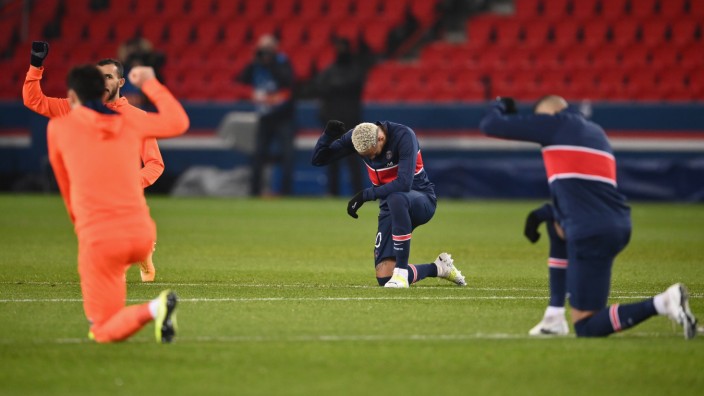 Paris gegen Basaksehir: Neymar (Mitte), die Spieler und das Schiedsrichtergespann knieten vor dem Anpfiff während der Champions-League-Hymne.