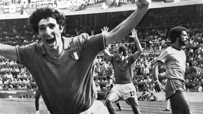 WM 1982: Italiens Stürmer Paolo Rossi jubelt gegen Brasilien