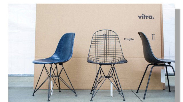 Kurz gesichtet: Abholbereit: Vitra-Stühle im Circle Store.