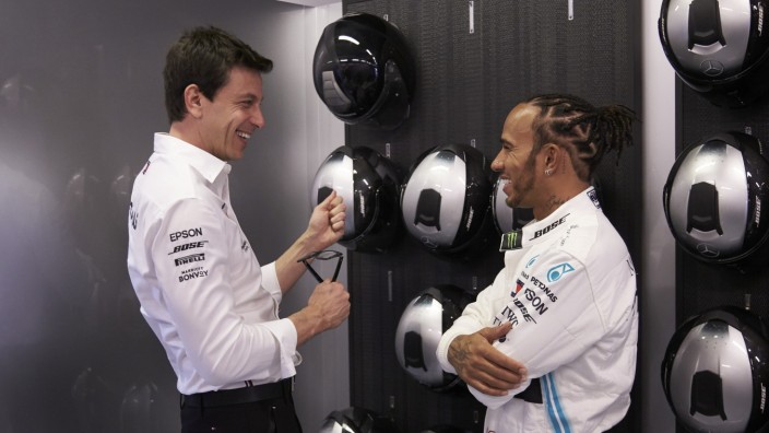 Mercedes in der Formel 1: Geht da noch was diese Saison? Toto Wolff (links) und Lewis Hamilton beim Plausch.