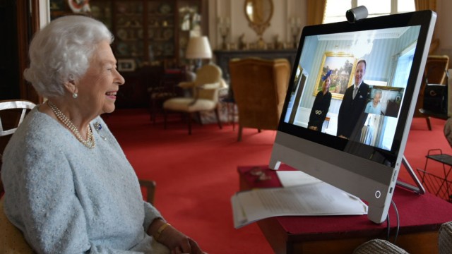 Britische Royals: 2020, das ist auch das Jahr, in dem die Queen neue Kulturtechniken lernte. Hier bei einem Videochat mit dem ungarischen Botschafter und seiner Frau.
