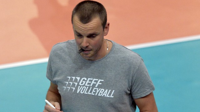 Volleyball: Neuer Haarschnitt: Hachings Trainer Patrick "Nano" Steuerwald.