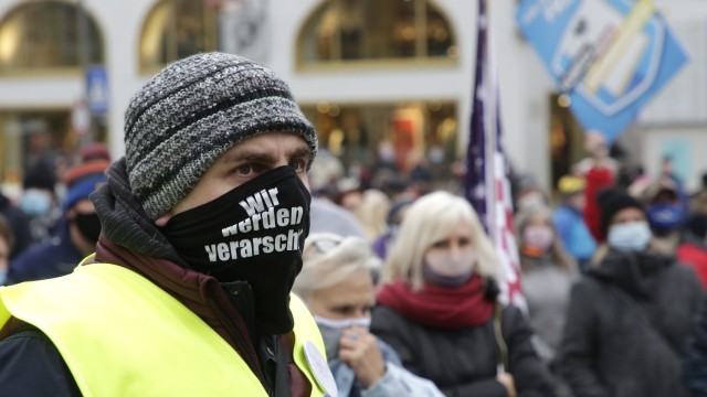Querdenker in Freising: Teilnehmer der Querdenken-Demonstrationen vermuten zum Teil, dass hinter der Corona-Pandemie ein größerer Plan steckt.