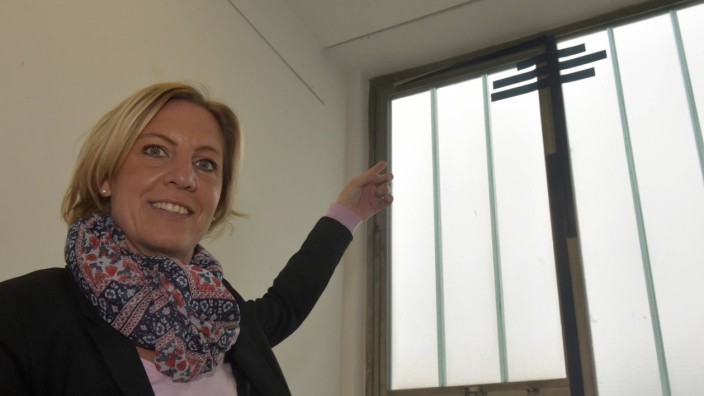 Taufkirchen: Die Mittelschule ist sanierungsbedürftig. Schulleiterin Nikola Kurpas zeigt auf die geklebten Fenster.