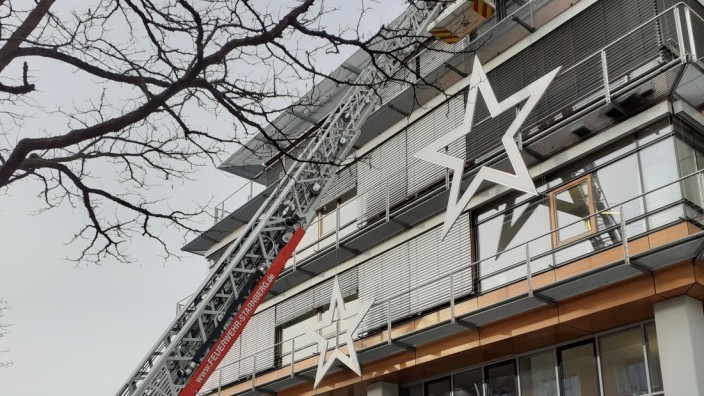 Feuerwehr: Beengte Verhältnisse offenbart der Praxistest der Feuerwehr rund ums Sparkassengebäude.