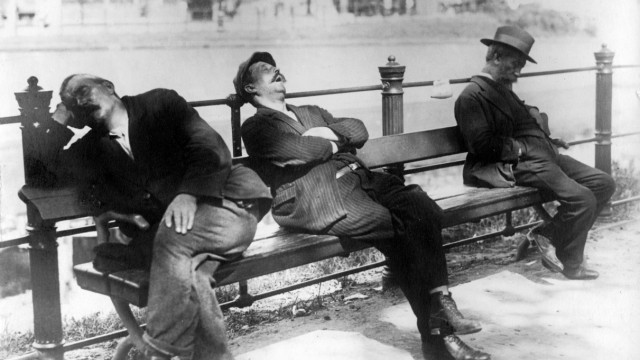 Schlafende Männer auf einer Parkbank in Berlin 1910
