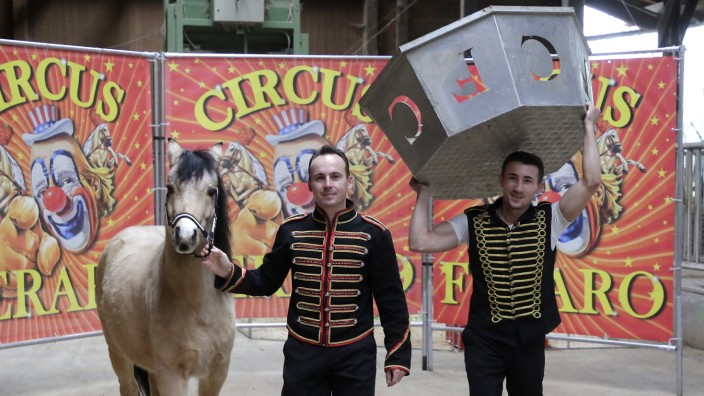 Hilfe vom Staat gibt es bisher nicht: Roberto und Carlos (rechts) Feraro, hier mit Pferd John, kämpfen um das Überleben des Zirkusbetriebs, den die Familie seit sechs Generationen hat.