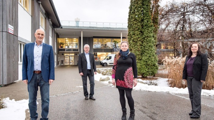 Nachfolgen im Rathaus: Seefelds Bürgermeister Klaus Kögel mit seinen neuen Mitarbeitern Ralf-Peter Beutel, Irene Jörn und Brigitte Kelly (von links).