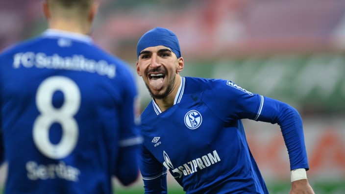 Kopfverletzungen im Fußball: Tor mit Turban: Schalkes Nassim Boujellab, zuvor wegen einer Platzwunde behandelt, nach seinem Treffer zum 2:1.