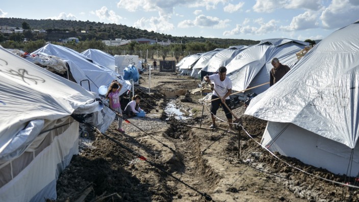 Griechenland: Flüchtlinge auf der griechischen Insel Lesbos versuchen nach dem Unwetter ihre Zelte zu sichern. Der Regen hat vor allem die Gemeinschaftsunterkünfte beschädigt, die meisten Schlafzelte sind verschont geblieben.