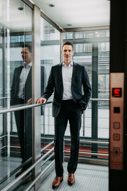 Wirtschaftskrise: Jürgen Neumair ist Geschäftsführer der Firma Butz & Neumair GmbH Aufzugbau aus in Bergkirchen.
