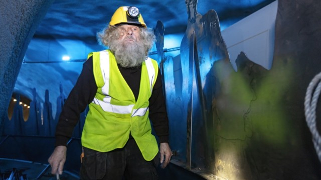 Unterwasserkreisel: Künstler Tróndur Patursson neben seiner Stahlskulptur im Eysturoyartunnilin.