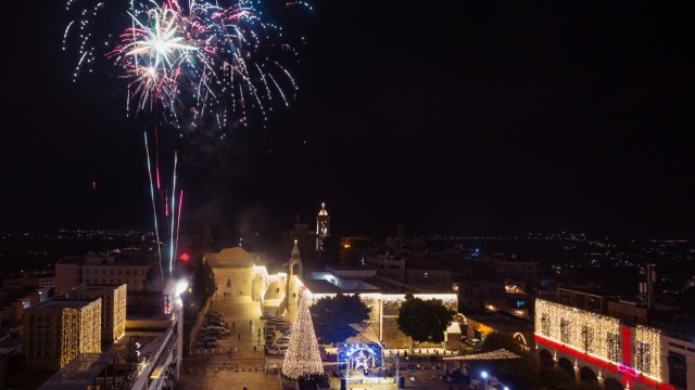Westjordanland: Ein Feuerwerk fast ohne Zuschauer. In anderen Jahren drängen sich am ersten Samstag im Dezember, zu Beginn des Advents, Tausende auf dem Platz vor der Geburtskirche.