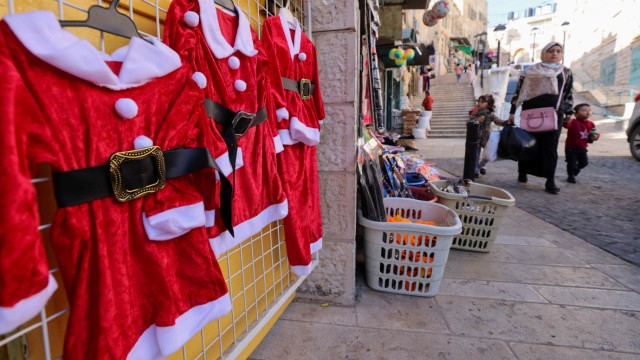 Westjordanland: Weihnachtsmann-Kostüme stehen auch in diesem Jahr zum Verkauf. Es kommen nur keine Touristen, die sie haben wollen.
