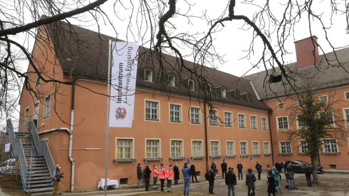Newsblog zum Coronavirus im Landkreis Freising: Wegen zuletzt deutlich gesunkener Nachfrage reduziert das Impfzentrum Freising seine Kapazitäten.