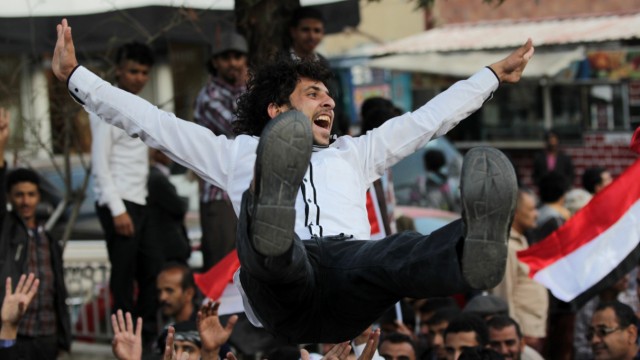 Protest und Revolution: Überall in der arabischen Welt versammelte sich von 2010 an die Jugend auf den Plätzen, manchmal mit Erfolg. Im Februar 2014 trat Präsident Ali Abdullah Saleh in Jemen zurück, was Jubel auf den Straßen auslöste.