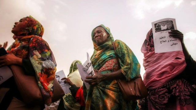 Sudan: Frauen hatten eine zentrale Rolle während der Proteste. Unter al-Baschir durfte die Polizei sie festnehmen, wenn sie Hosen trugen oder ihre Haare nicht bedeckten. Es reichte, wenn die Polizisten ihr Verhalten für religiös unangemessen erklärten.