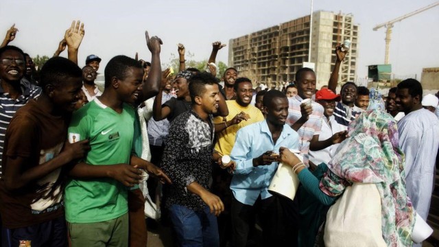 Sudan: Frauen versorgten die Demonstranten während der Proteste auf den Straßen mit Tee und Essen.
