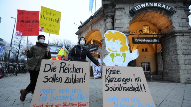 Münchner Haushalt: Während der Vollversammlung protestierten Demonstrierende für eine bessere Bezahlung im öffentlichen Dienst.