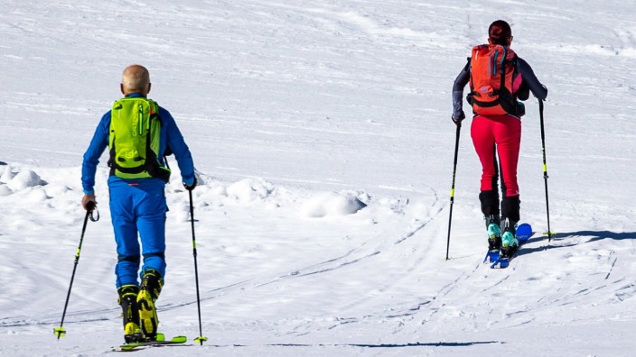 Zwei Skitourgeher im März 2020 in Österreich. Wenn es nach dem Bund Naturschutz geht, soll dieser Sport in den Alpen trotz des Coronavirus möglich sein.