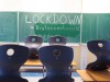Melle, Deutschland 12. Dezember 2020: An eine Schultafel in einem Klassenzimmer wurde mit Kreide das Wort Lockdown, und