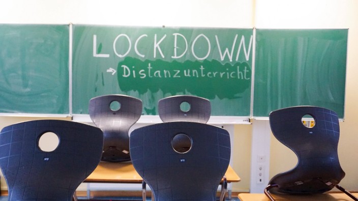 Melle, Deutschland 12. Dezember 2020: An eine Schultafel in einem Klassenzimmer wurde mit Kreide das Wort Lockdown, und