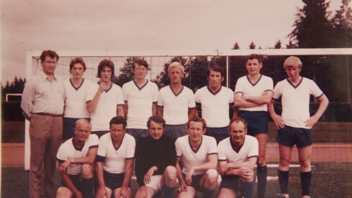 SZ-Serie Aus dem Nichts: Seit 1970 dürfen die Fußballfreunde Geretsried an Wettbewerben teilnehmen. Klaus Köhler (stehend, Zweiter von rechts) war von Anfang an dabei.